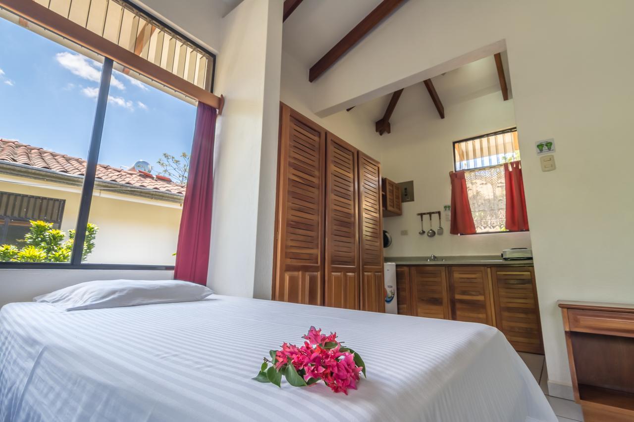 Hotel Colinas Del Sol Atenas Extérieur photo